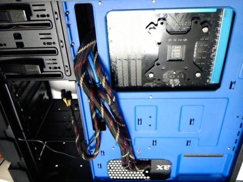 電源ユニット底面吸気設置、裏配線っぽく(未固定)