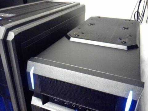 ケース内にあった防塵フィルターを外側から取り付けています