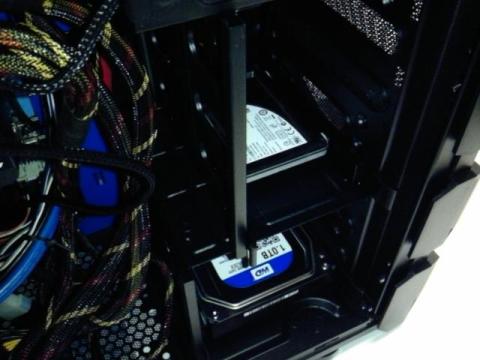 2.5インチベイにSSD、3.5インチベイにHDDを取り付けたところ