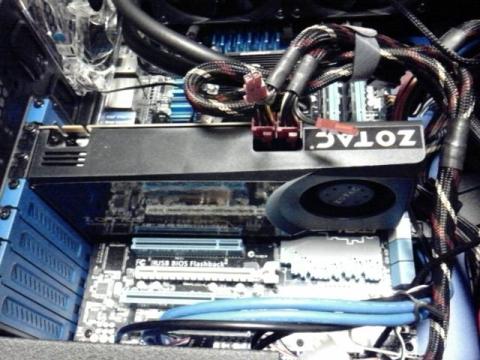 グラフィックスカードを取り付けたところ