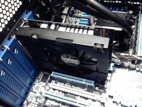 今回のGTX 750 Tiには、補助電源はありません