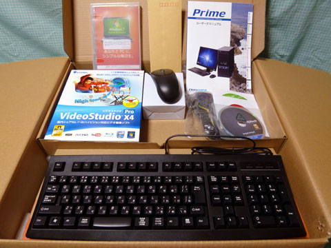 右奥にある冊子がドスパラ製のマニュアル。ビギナーに優しい図解説。これはイイ!