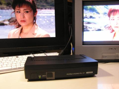 左:24インチモニター/右:14インチアナログTV