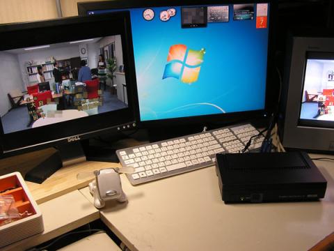 左:17インチモニター/中:24インチモニター/右:14インチアナログTV