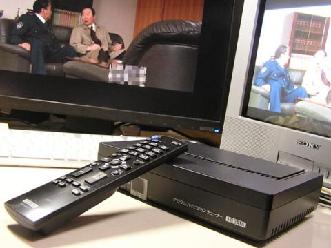 本体イメージ:24インチモニターと14インチカラーテレビ同時接続映像出力確認