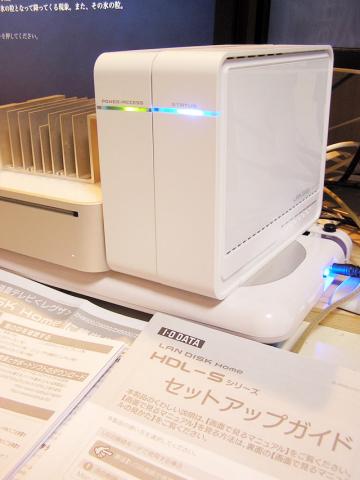 左:mac mini/中:HDCN-U500/M/手前右:本機 LAN DISK HDL-S1.0