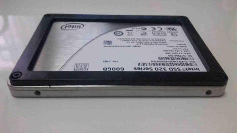 「Intel SSD 320」600GB外見4