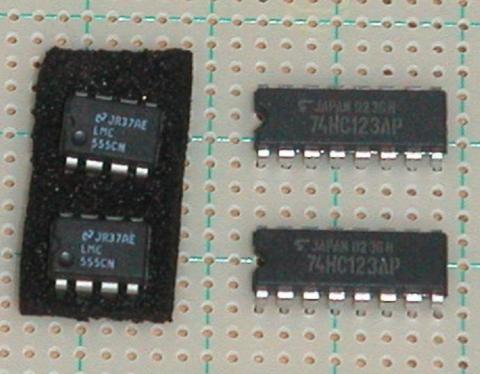74HC123とLMC555
