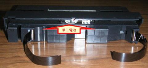 切れたテープと単三電池