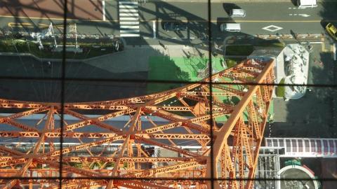 大展望台の床を通して見た脚