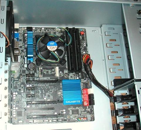 GA-Z77X-UD3Hが楽々収まる