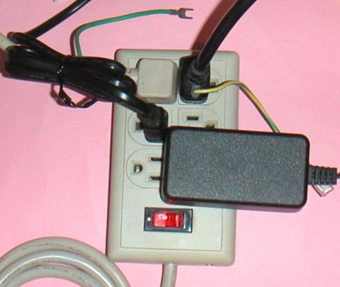 ACアダプターが邪魔してますね