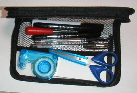 網とプラスチックと布にファスナー