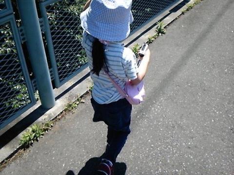 お願いだから、前を見て…