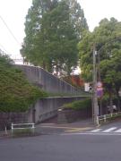 スロープのジグザグ道