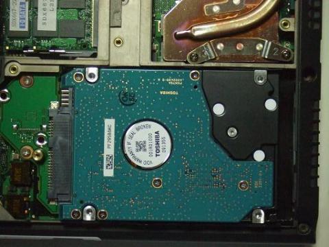 固定プレートとねじを外す