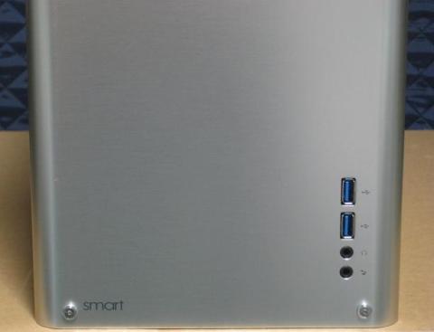 フロントパネル、きれいなUSB3.0ポート