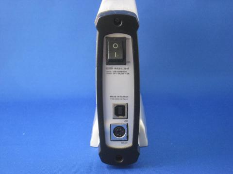 電源スイッチ、USBポート、電源ジャック