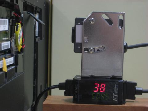 測定風景(ノートパソコン底面のスロットカバーが外された状態