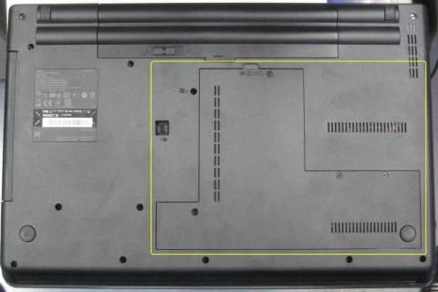 底面にあるスロットカバー