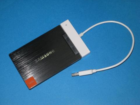 アダプタとSSDを接続した様子