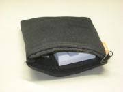 エレコム製ソフトケースにポケットルータが収まった様子