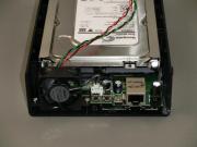 HDDの下に基板、手前にファン、USBポート、LANポートが並んでいる