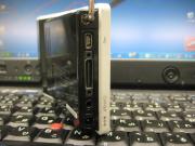 右側面: ACアダプタジャック、イヤーフォンジャック、USBポート、映像出力