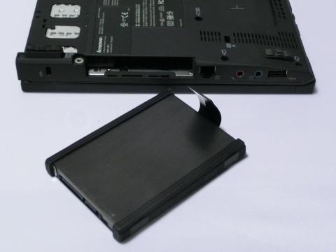 CFD販売のSSDを取り外した