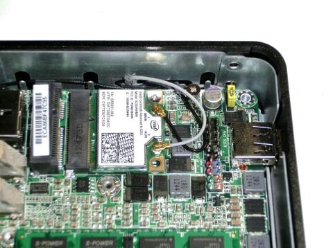 アンテナ線を接続し、装着完了