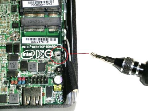 固定用ねじを取り外しておく