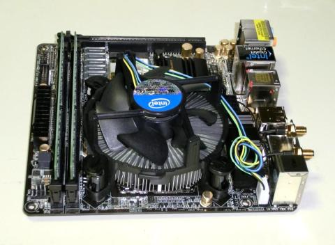 メモリ、CPU冷却ファンも取り付け済み