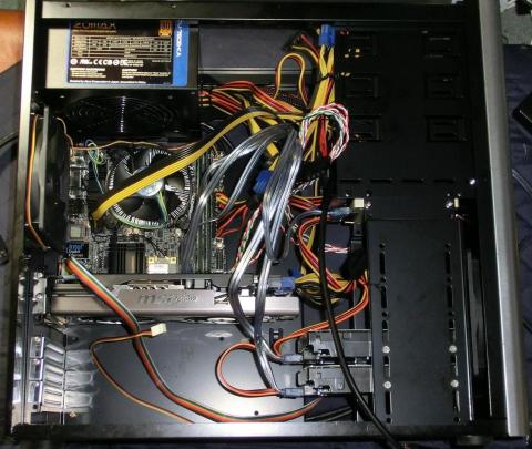 組上げたPC、余裕のあるケース内部(配線が汚い)