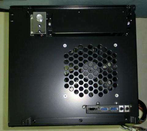 フロント内部: 120mmファンが標準装備