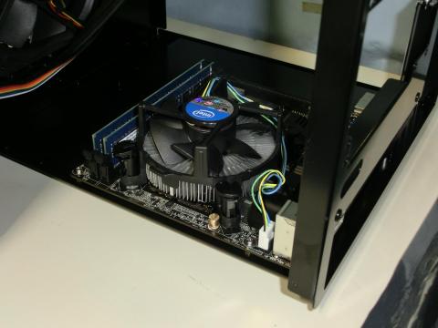 Mini-ITXマザーボードが入居