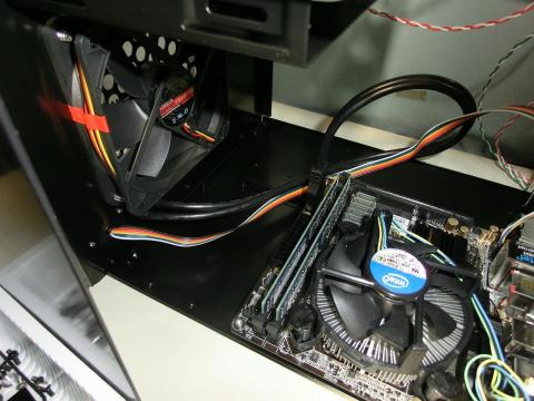 フロントUSB3.0ポートからのUSB3.0ケーブルとマザーボード上のUSB3.0ヘッダーの接続