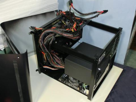 電源ケーブルが大変だ