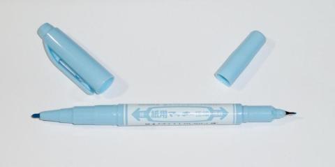 ペン先: 細(左) 極細(右)