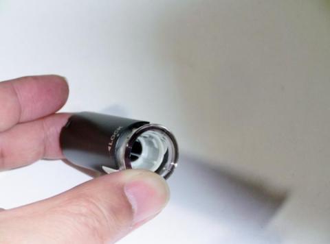 開いたシャッターの内側(印面を保護)