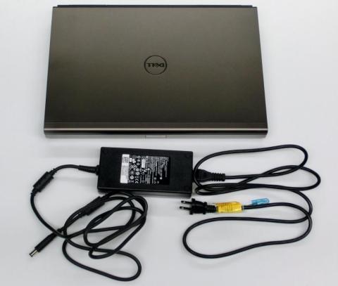 本体と巨大ACアダプタのセット