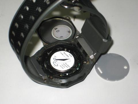 ネジを外して蓋を開けた(真夏によく汗をかいたから、ひどく汚れた(恥ずかしい))