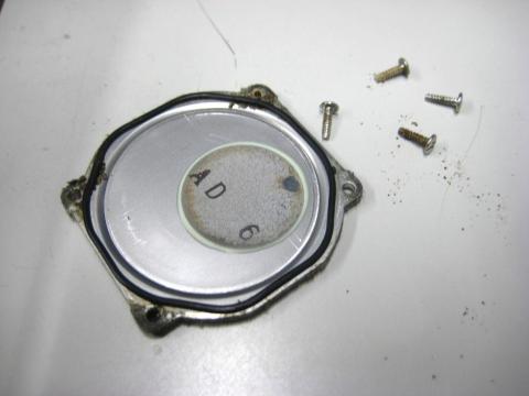 ネジと蓋(汚い)