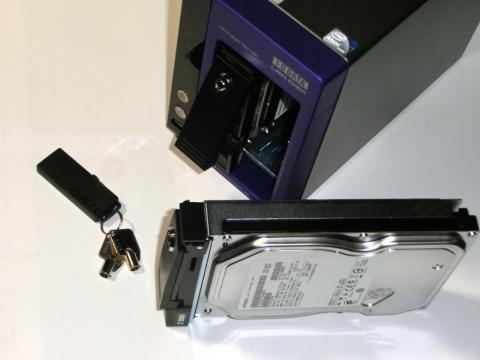 1基のHDDカートリッジを取り外した