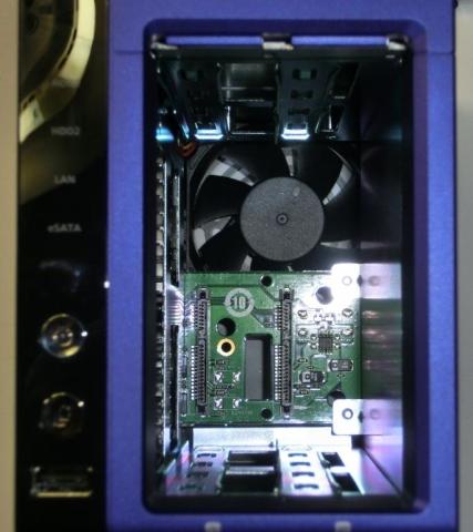 HDDカートリッジを取り外した後の本体内部