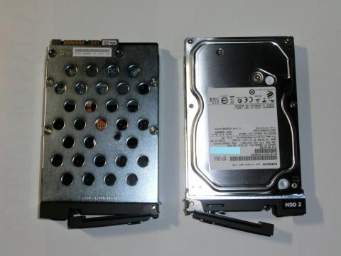 2基のHDDカートリッジを取り外した