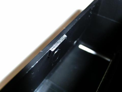 スロット内に大きな突起部が存在!欠陥?