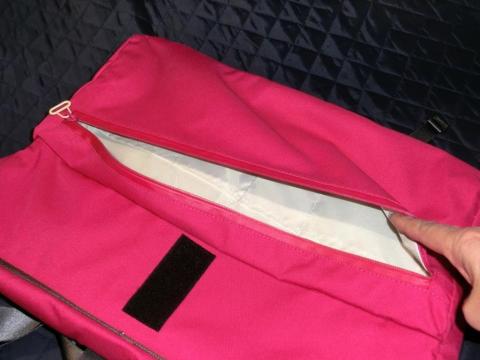 こちらにも仕切りポケット