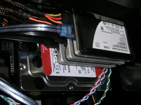 2個のPX-512M5Pを取り付けた様子。一番手前はIntelの320SSD128GB