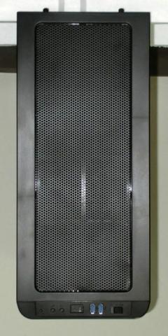 上面カバー:メッシュ仕様、前方にリセットスイッチ、電源ボタン・ランプとHDDランプ、USB3.0ポート×2、3段式ファンコンスイッチ