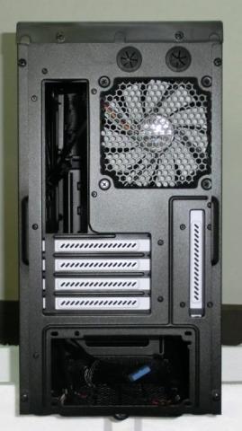 背面: I/Oスロット、拡張スロット、リアファン(Φ120mm)、電源装着部